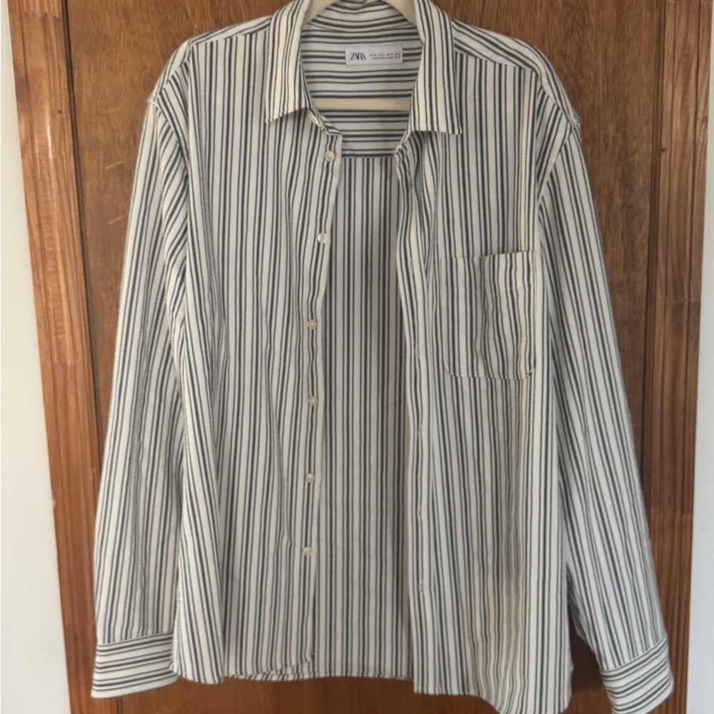 Zara Men's Navy and White Striped Shirt